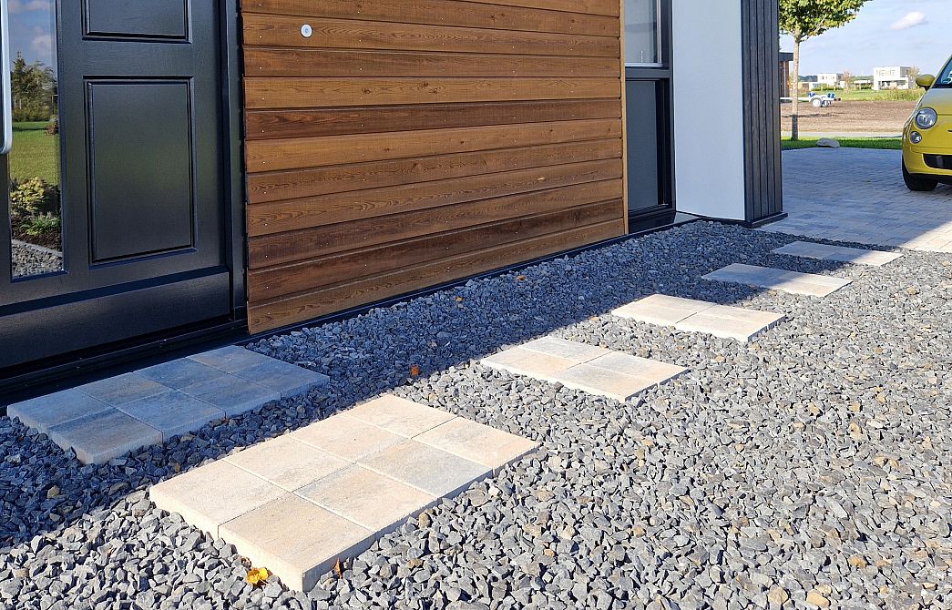 Basaltsplit in combinatie met staptegels