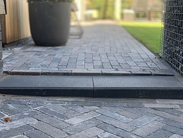 Traptrede 60x30x15 cm indus black kleurecht met facet