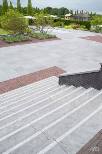 Traptrede Spotted Bluestone 100x35x15 cm Gezoet, antislip/gezoet
