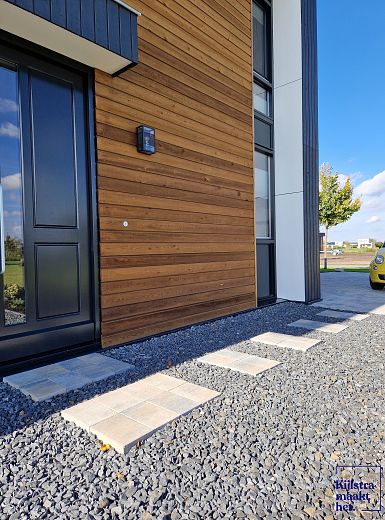 Basaltsplit in combinatie met staptegels