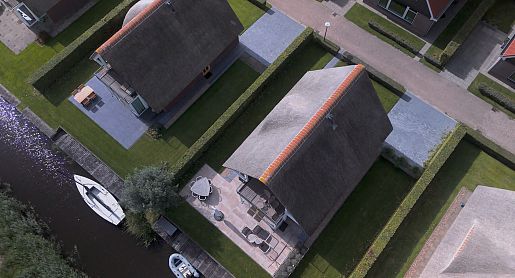 Nieuwe bestrating bij vakantiehuizen aan het water