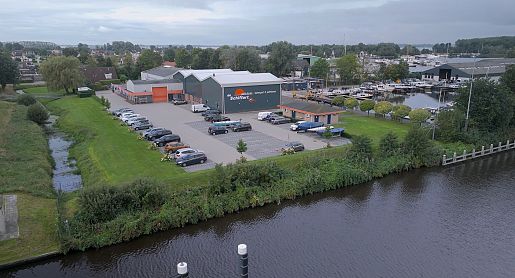 Gerenoveerde parkeerplaats bij Yachtcharterbedrijf