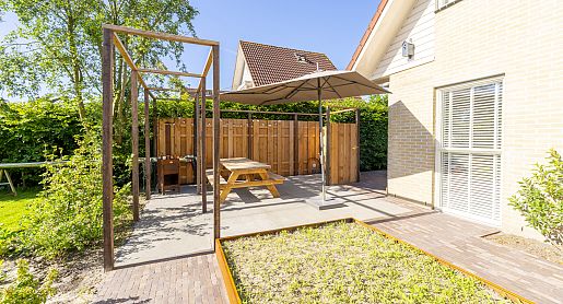 Natuurlijke tuin aan het water met robuuste materialen