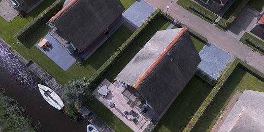 Nieuwe bestrating bij vakantiehuizen aan het water
