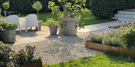 Moderne tuin met natuurlijke accenten
